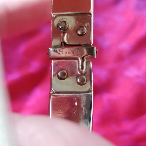 Vintage Crown Trifari bracelet bypass clamper gold tone spring hinge - Picture 7 of 11